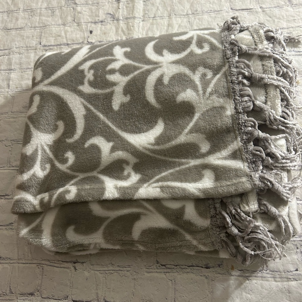 NANETTE LEPORE GREY AND WHITE DAMASK LIKE PATTERN WITH FRINGE TASSELS THROW